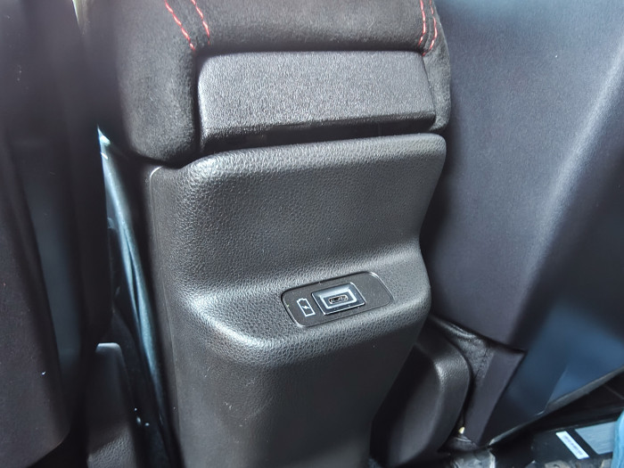 Passagiere auf der Rückbank bekommen einen USB-Anschluss. (Bild: Martin Wolf/Golem)