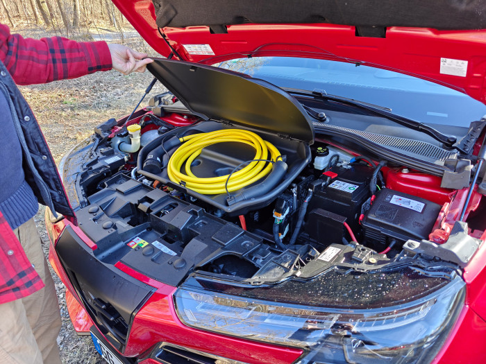 Der Frunk ist sehr klein, es passt das Ladekabel hinein. (Bild: Martin Wolf/Golem)