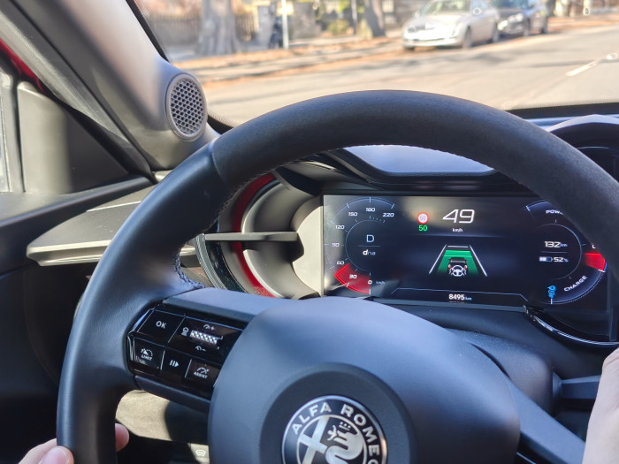 Der Fahrassistent funktioniert wie bei anderen Stellantis-Fahrzeugen gut. (Bild: Martin Wolf/Golem)