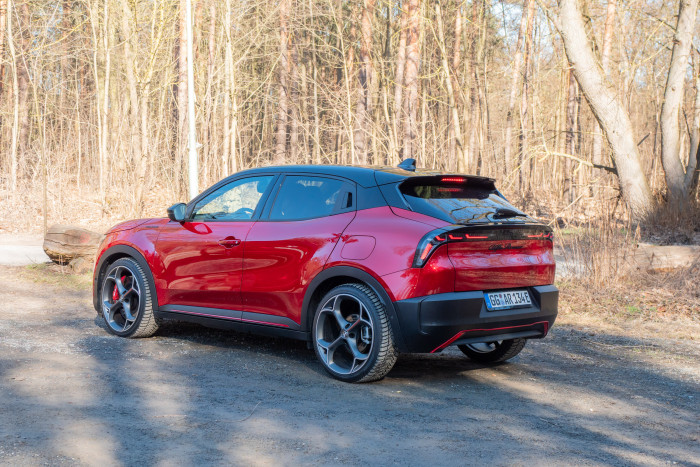 Das Design des kleinen Crossover-SUV ist rundlich, das Heck hat eine auffällige Lippe. (Bild: Martin Wolf/Golem)