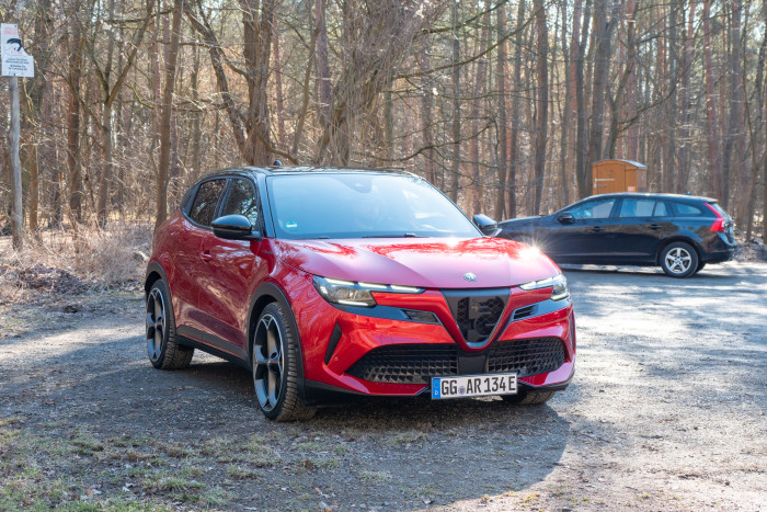 Etwas gewöhnungsbedürftig ist das große Alfa-Romeo-Logo im Kühlergrill. (Bild: Martin Wolf/Golem)