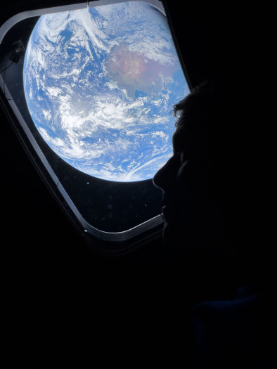 Mit dem iPhone 17 Pro Max aufgenommen: Commander Reid Wiseman schaut aus dem Fenster der Orion. (Bild: Nasa)