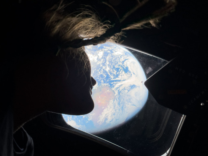 Mit dem iPhone 17 Pro Max aufgenommen: Mission Specialist Christina Koch schaut aus dem Fenster der Orion. (Bild: Nasa)