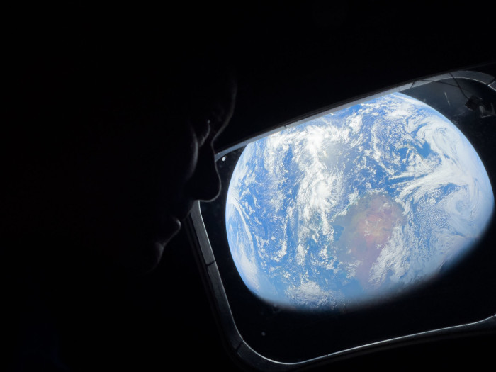Mit dem iPhone 17 Pro Max aufgenommen: Commander Reid Wiseman schaut aus dem Fenster der Orion. (Bild: Nasa)