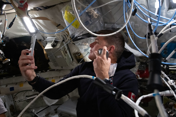 Das iPhone 17 Pro Max dient dem kanadischen Astronauten Jeremy Hansen als Rasierspiegel. (Bild: Nasa)