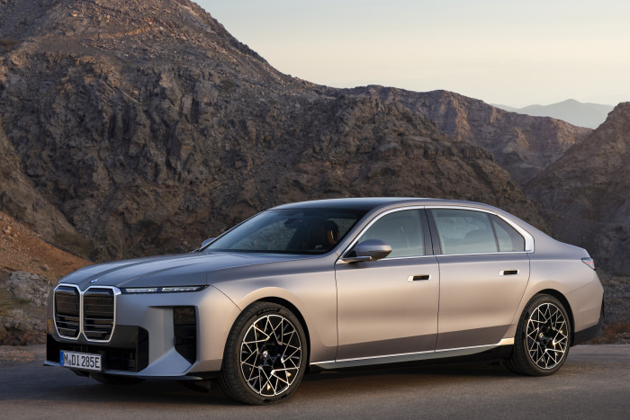Die vollelektrische Luxuslimousine i7 von BMW ist umfangreich überarbeitet worden. (Foto: BMW)