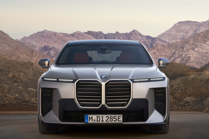 Die Front wirkt durch horizontalen Elemente der Niere weniger aggressiv. (Foto: BMW)