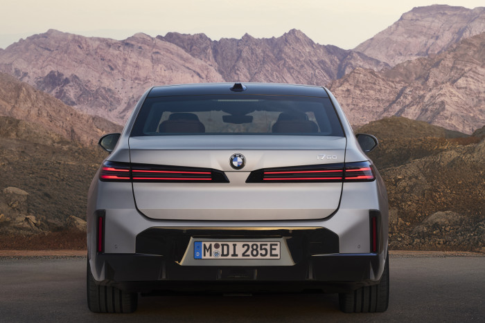 Die neu gestalteten Heckleuchten reichen weit in die Heckpartie hinein. (Foto: BMW)