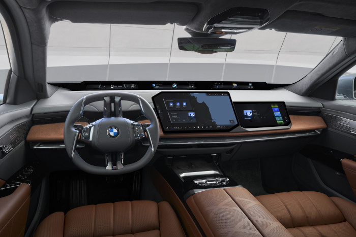 Im Innenraum erhält der i7 die Anzeigenleiste Panoramic Vision und erstmals einen Beifahrerbildschirm. (Foto: BMW) 