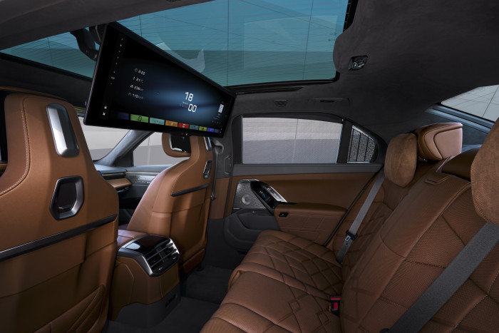 Über den herunterklappbaren Panorama-Bildschirm lassen sich Videogespräche führen. (Foto: BMW) 
