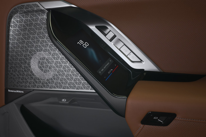 Die Bedienung von Bildschirm und Klimaeinstellungen erfolgt im Fond über kleine Touchdisplays. (Foto: BMW) 
