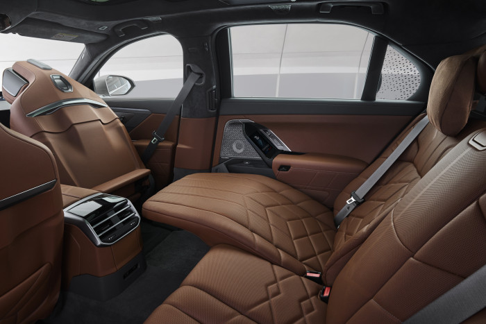 Als Chauffeurlimousine muss der i7 auf dem rechten Rücksitz maximalen Komfort bieten. (Foto: BMW) 