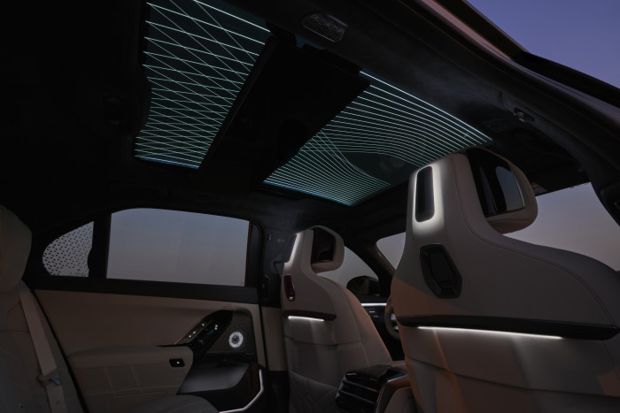 Das serienmäßige Panoramadach sowie die Rückseite der Vordersitze ist beleuchtet. (Foto: BMW) 