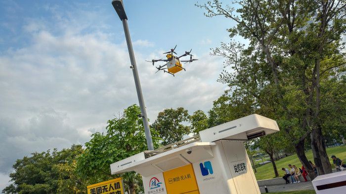 Beinahe ständig fliegen Drohnen über den Parkbesuchern, diese sind aber auf den Bildern schlecht zu erkennen. Diese hier ist etwas näher und besser erkennbar. (Bild: Steinlechner / Golem)