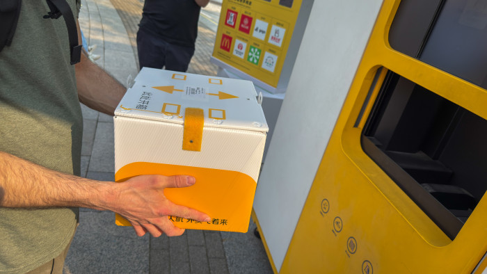 Die Ware ist sicher in der Transportbox verstaut. (Bild: Steinlechner / Golem)