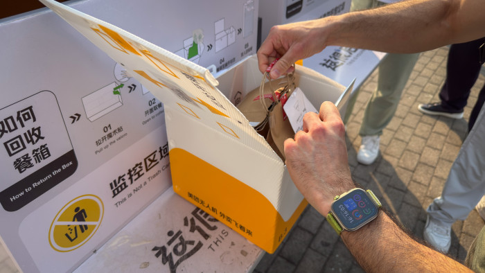 Der Inhalt ist dann noch mal vom eigentlichen Anbieter verpackt. (Bild: Steinlechner / Golem)