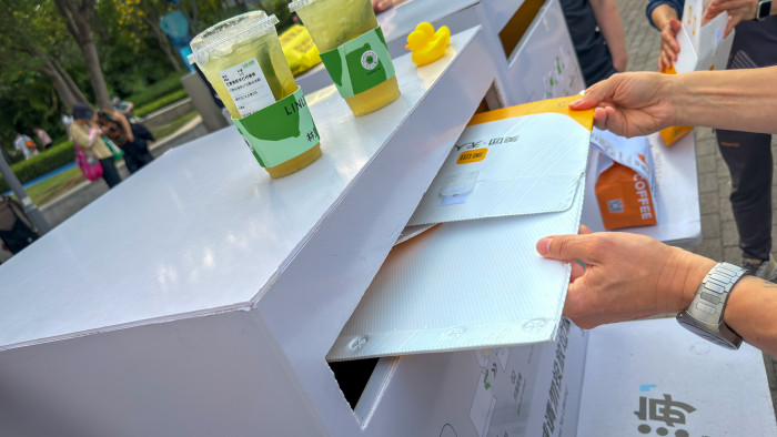 Die Transportbox lässt sich zusammengefaltet in einen Behälter schieben, um wiederverwendet zu werden. (Bild: Steinlechner / Golem)