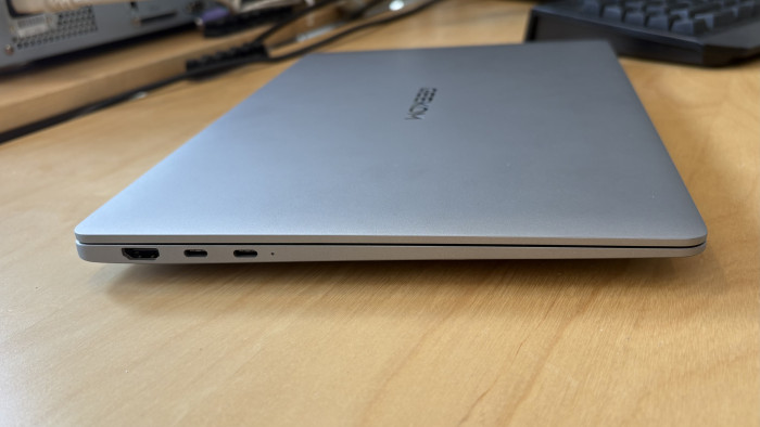 An der linken Geräteseite sind ein HDMI- und zwei USB-C-Anschlüsse untergebracht.