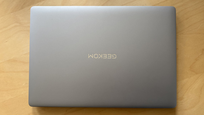 Äußerlich ähnelt das X14 Pro den meisten anderen 14-Zoll-Business-Notebooks.
