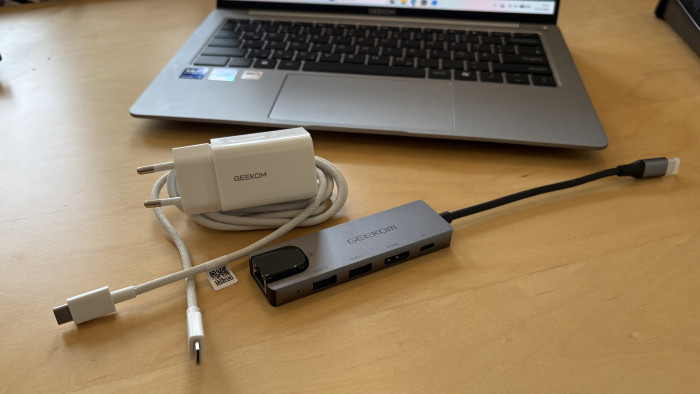 Im Lieferumfang sind ein Netzteil mit USB-C-Kabel und eine Docking-Station enthalten.