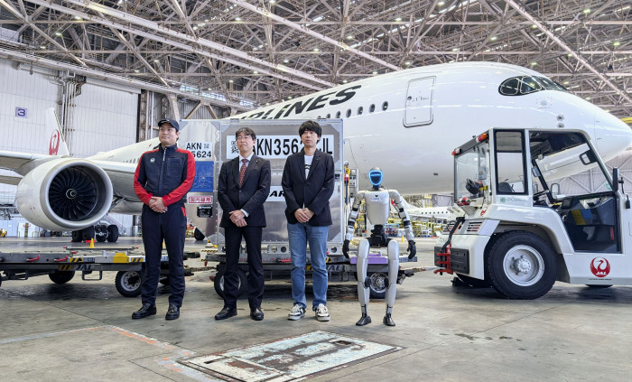 Der humanoide Roboter am Flughafen Haneda bei Tokyo (Bild: Kyodo via Reuters Connect)
