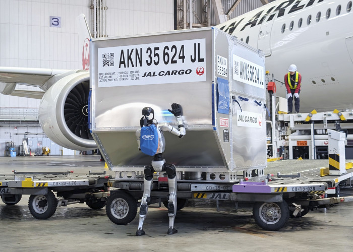 Der humanoide Roboter am Flughafen Haneda bei Tokyo (Bild: Kyodo via Reuters Connect)