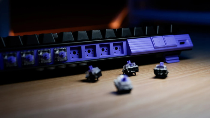 Die mitgelieferten Magnet-Schalter können auf der Rückseite verstaut werden. (Bild: Logitech)