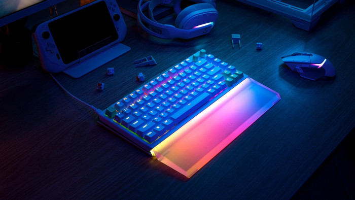 Die optionale Handballenauflage lässt die RGB-Beleuchtung der Frontleiste durchscheinen. (Bild: Logitech)