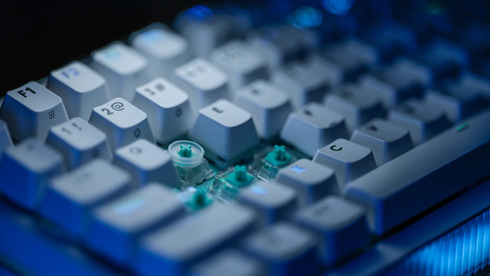 Mit mitgelieferten Ringen kann der konfigurierbare zweite Auslösepunkt der Magnet-Schalter taktil gemacht werden. (Bild: Logitech)