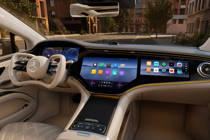Der Innenraum verfügt weiterhin serienmäßig über den großen Hyperscreen. (Foto: Mercedes-Benz)