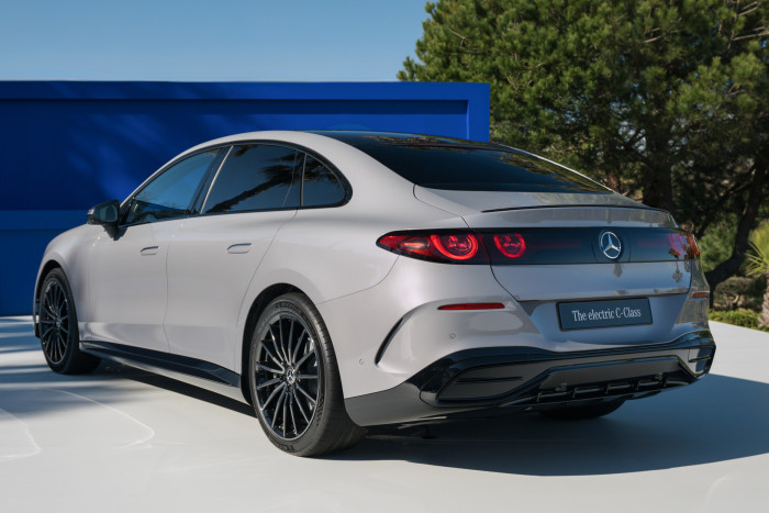 Die C-Klasse ist eine typische Mittelklasse-Limousine, die jedoch mit Größe und Ausstattung schon obere Mittelklasse sein könnte. (Foto: Mercedes-Benz) 