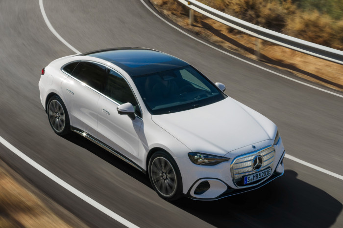 Dank serienmäßigem Panoramadach fällt der maximale Kopfraum vorn um 22 Millimeter und hinten um 11 Millimeter größer aus. (Foto: Mercedes-Benz) 