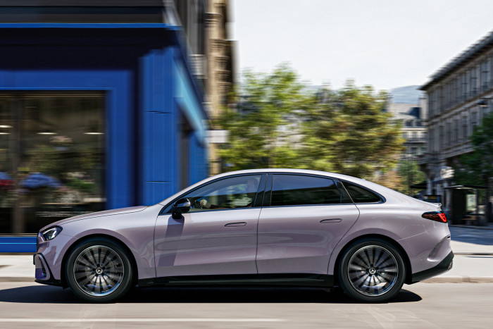 Die neue C-Klasse ist 4,88 m lang, 1,89 m breit und 1,5 m hoch. Der EQE ist nur 6 cm länger. (Foto: Mercedes-Benz)  