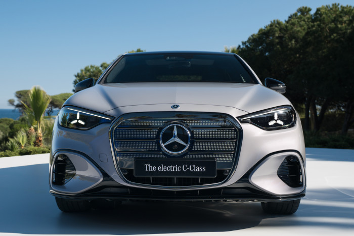 Ebenso wie der elektrische GLC verfügt die Limousine über einen Grill mit 1.050 beleuchteten Punkten. (Foto: Mercedes-Benz)  