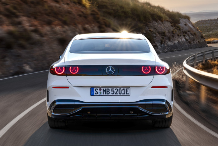Auffällig am Heck sind zweigeteilte Leuchten in Sternenoptik. (Foto: Mercedes-Benz) 
