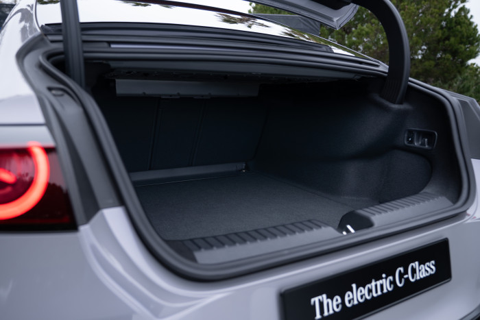 Mehrere Koffer dürften jedoch der Länge nach hineinpassen. (Foto: Mercedes-Benz)  