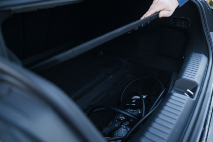 Unter der Abdeckung befindet sich weiterer Stauraum, beispielsweise für Ladekabel. (Foto: Mercedes-Benz) 