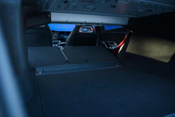 Bei umgeklappten Rücksitzen ist der Stauraum zwar lang, aber nicht sehr hoch. (Foto: Mercedes-Benz) 