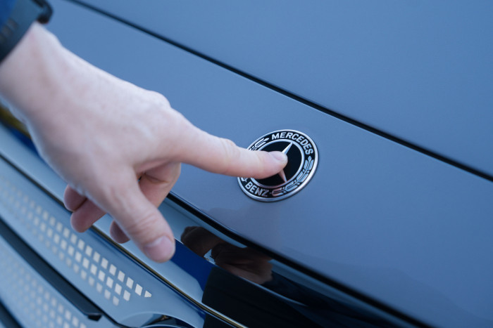 Die Fronthaube lässt sich durch eine Berührung des Mercedes-Emblems öffnen. (Foto: Mercedes-Benz)  