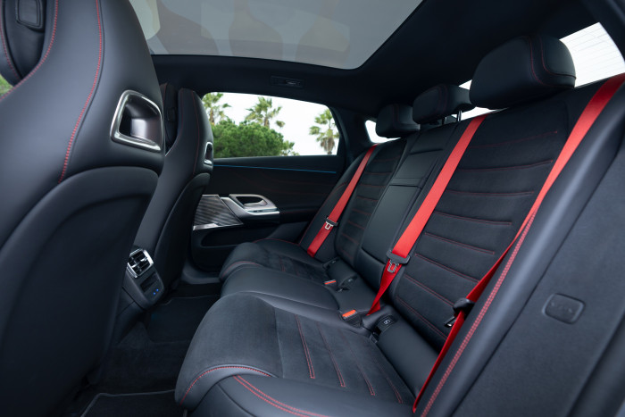 Der Radstand beträgt 2,96 m und ist damit 10 cm größer als beim Vorgängermodell. (Foto: Mercedes-Benz) 