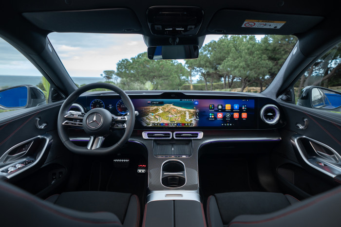 Der Innenraum mit dem Hyper- oder Superscreen unterscheidet sich nicht von demjenigen des GLC. (Foto: Mercedes-Benz) 