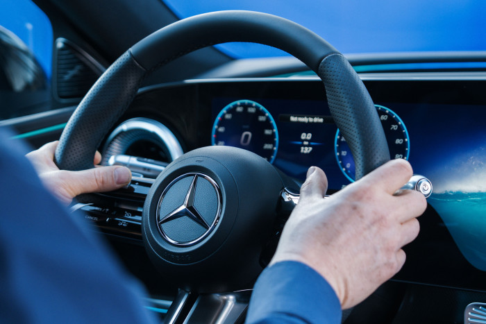 Mercedes setzt wieder auf haptische Bedienelemente wie eine Walze und eine Wippe. (Foto: Mercedes-Benz) 