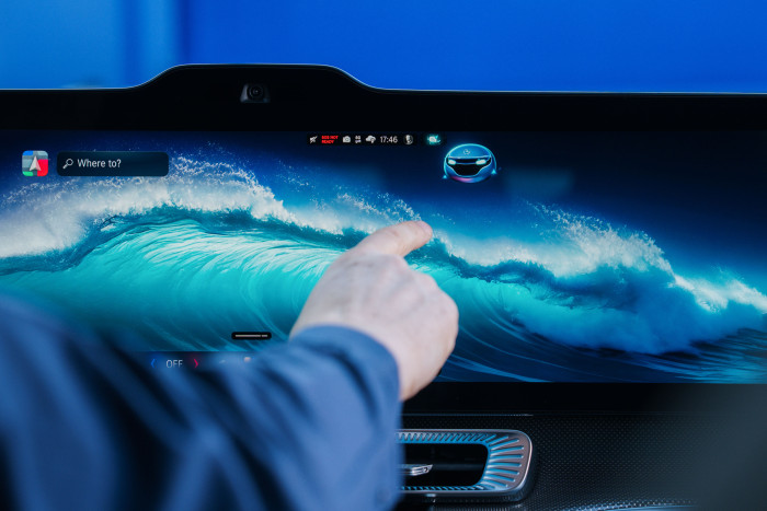 Der MBUX Virtual Assistant ist als Avatar auf dem Zentraldisplay präsent. (Foto: Mercedes-Benz) 