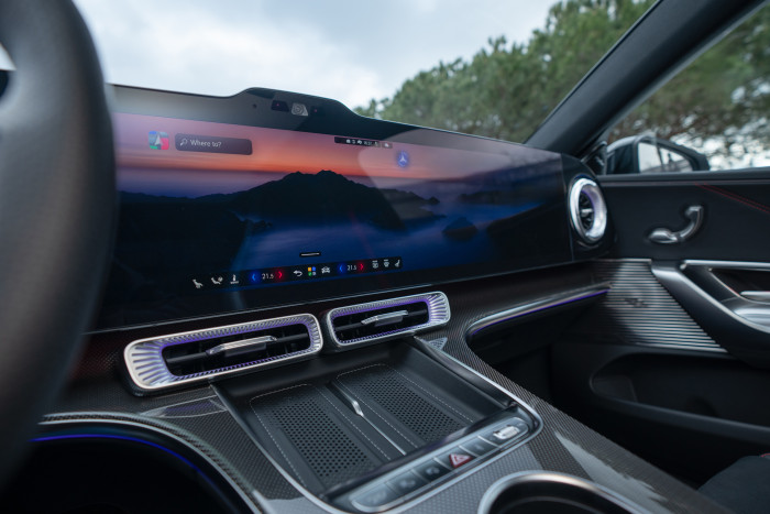 In der Mittelkonsole gibt es zwei Ladeschalen für Handys und einige haptische Bedienelemente. (Foto: Mercedes-Benz) 