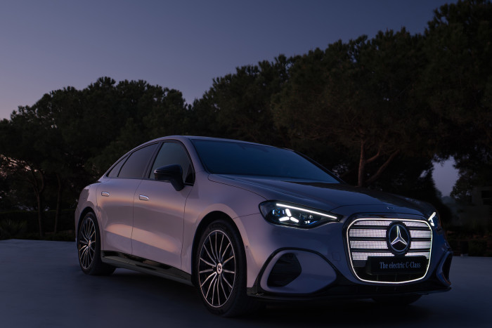 Die umlaufende Kontur und das Panel des Grills können beleuchtet werden. (Foto: Mercedes-Benz) 