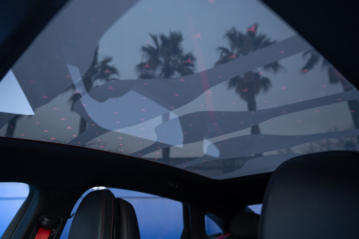 Das Panoramadach Sky Control besteht aus dimmbarem Glas und 162 illuminierten Sternen. (Foto: Mercedes-Benz) 