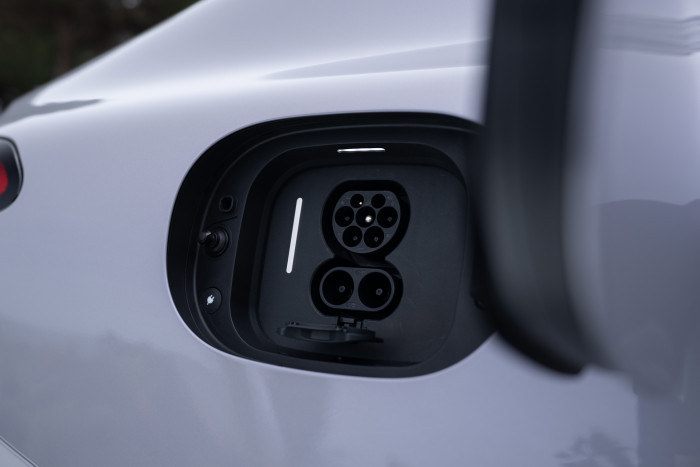 Die maximale Ladeleistung beträgt 330 kW Gleichstrom und 11/22 kW Wechselstrom. (Foto: Mercedes-Benz) 