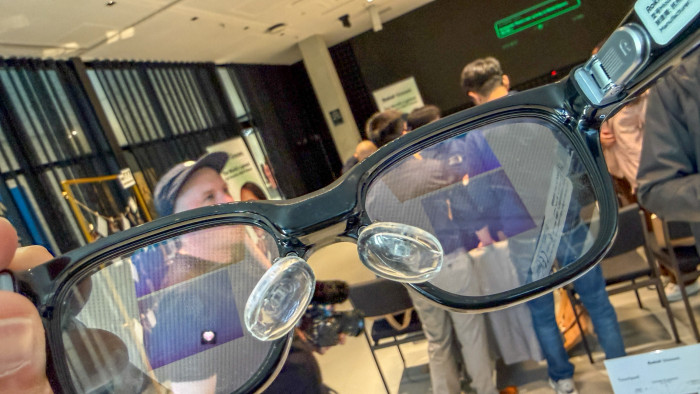 Das Display wird beim Abnehmen der Glasses leider abgeschaltet - Akku. Ganz vage kann man aber die rechteckige Matrix links und rechts sehen; auch die Streifen sind normalerweise komplett unsichtbar. (Bild: Steinlechner/Golem)