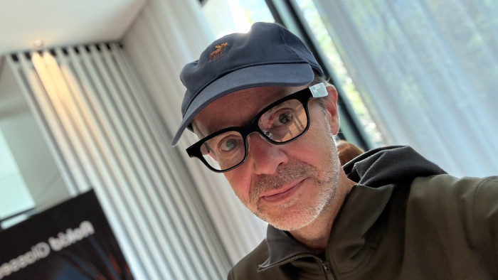 Aus normaler Distanz wirken die Rokid Glasses nicht weiter auffällig; sobald die Kamera läuft, ist übrigens ein grün leuchtender Punkt am Brillenrand zu sehen. (Bild: Steinlechner/Golem)