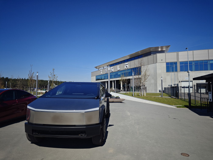 Der Cybertruck vor dem Tesla-Empfangsgebäude wird nicht in Grünheide gebaut. Nur das Model Y wird bislang produziert. (Foto: Friedhelm Greis/Golem)
